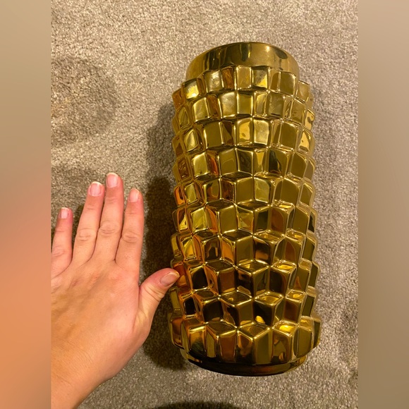 Gold vase! - Picture 2 of 4
